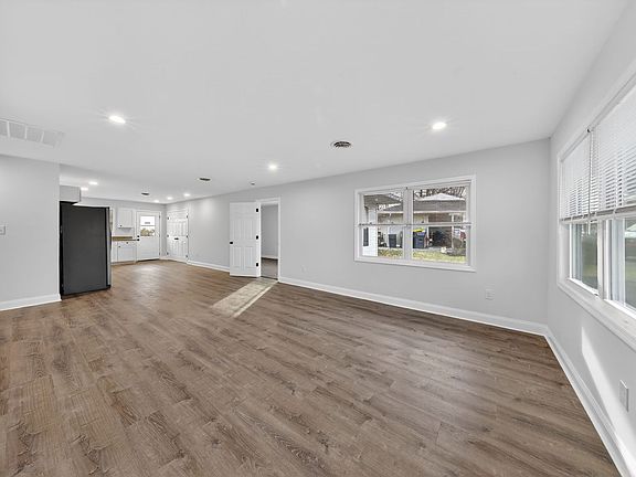 5th image of 40 Montrose Dr