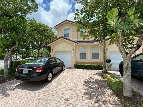 12594 SW 122nd St Photo 1
