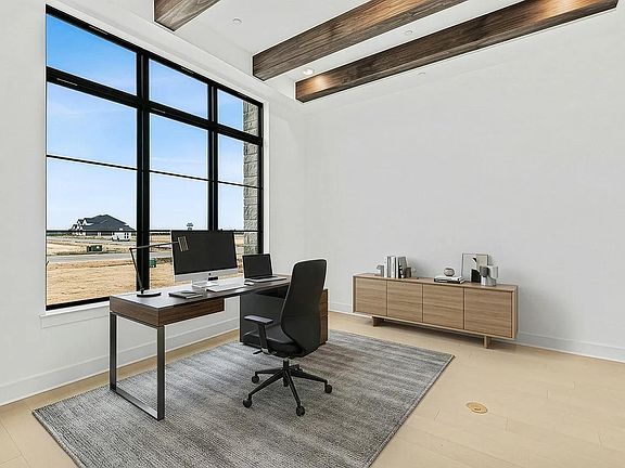 Lynmar II D Home office