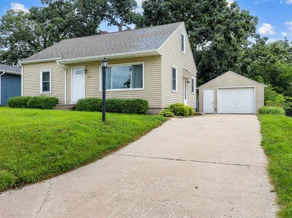 745 Park Ct, Hiawatha, IA 52233