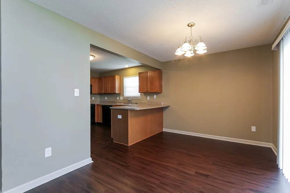 3 bed, 2.5 bath, 1936 sqft, $2,270 — Photo 4