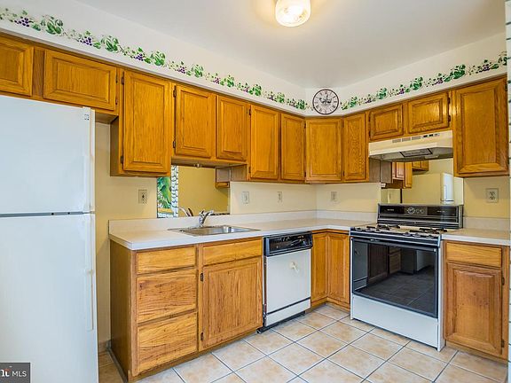 3rd image of 321 Basswood Cir