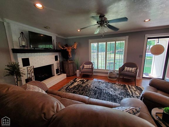 3rd image of 811 Sugar Cree Ln
