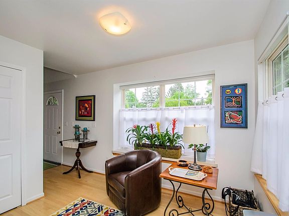 3rd image of 427 Parkwood St