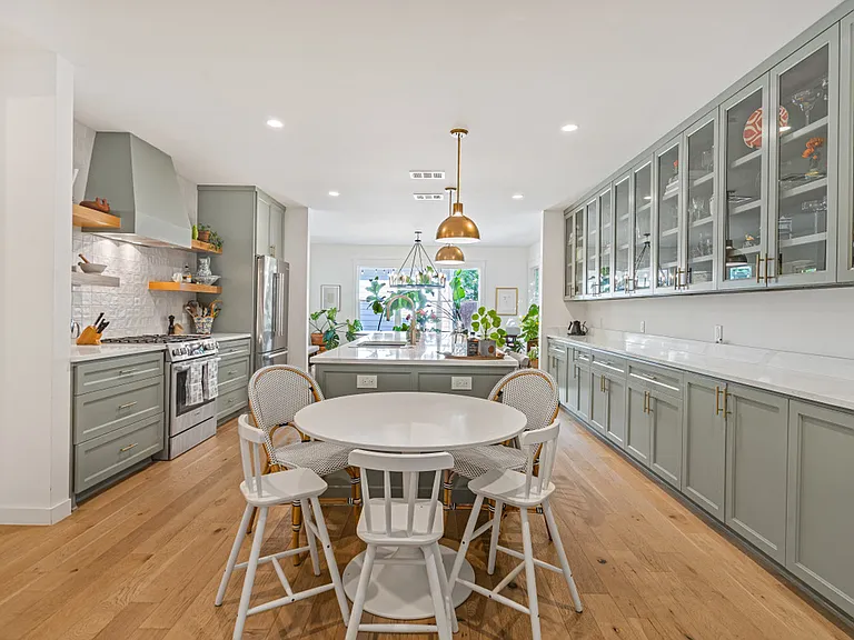 kitchen and breakfast area