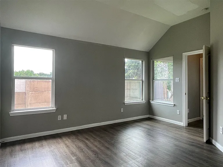 811 Forest Hillside Ln — Photo 14
