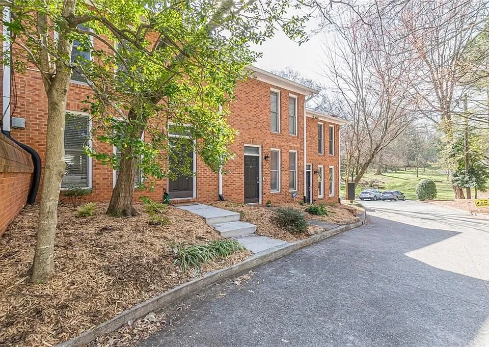 656 Park Village Dr NE