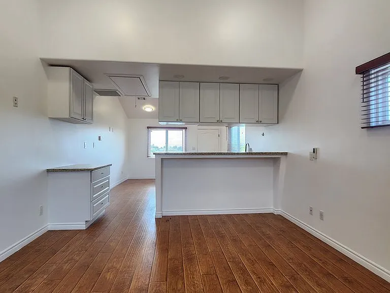 17118 Oak View Dr — Photo 12