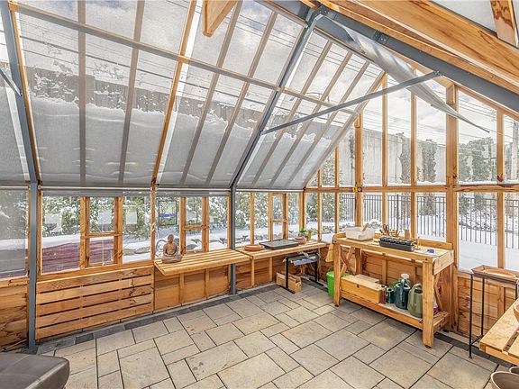 4th image of 226 Meadow Dr