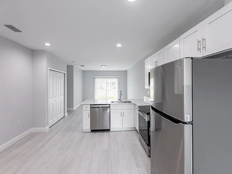 2113 Como St — Photo 3
