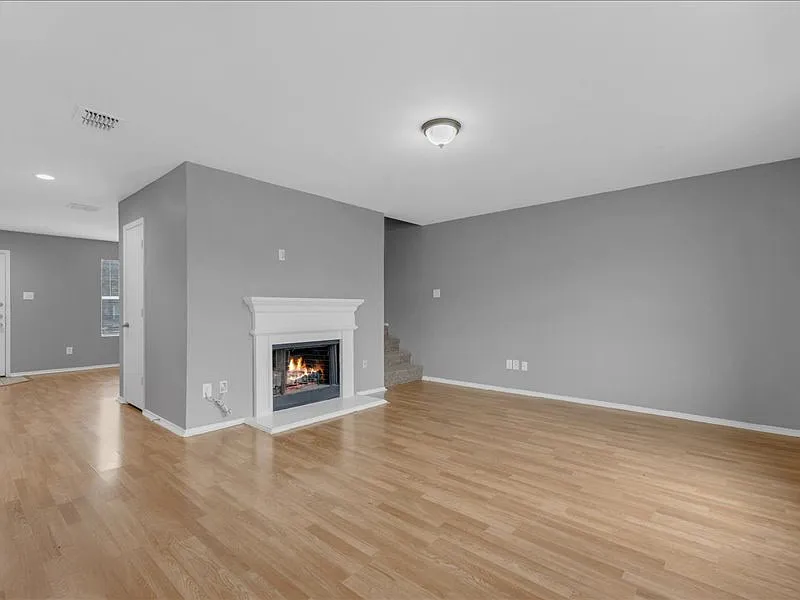 4 bed, 2600 sqft, $2,400 — Photo 3