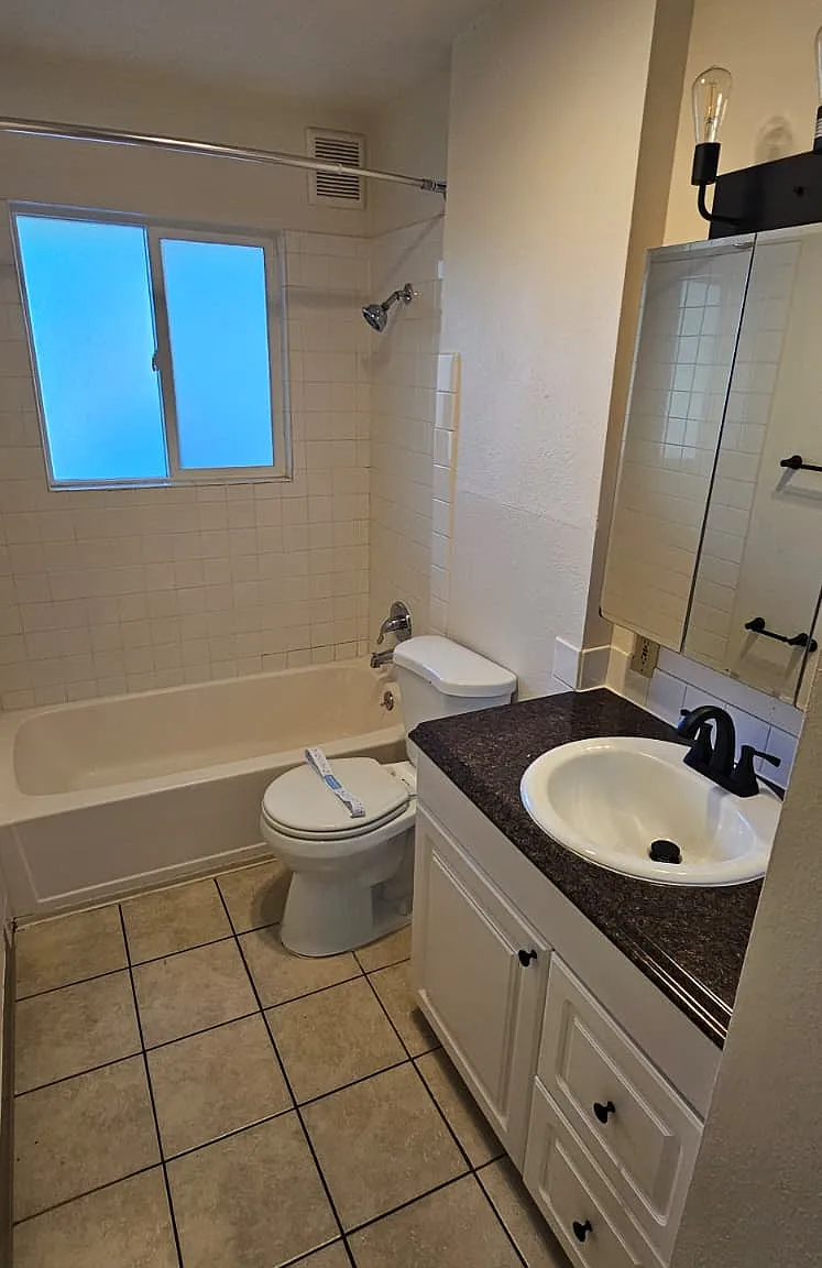 2 bed, 950 sqft, $1,600 — Photo 3