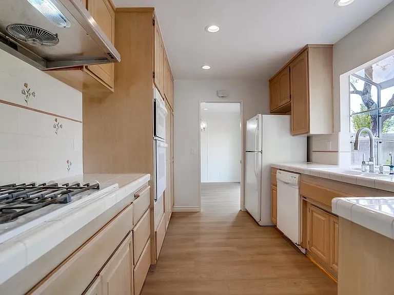 The kitchen cabinets have