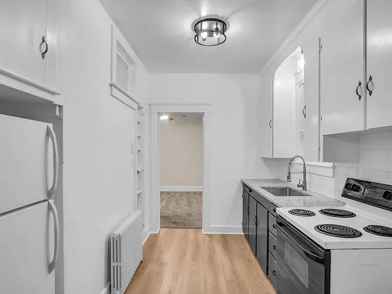 Kitchen 7'x14' looking into the dining area