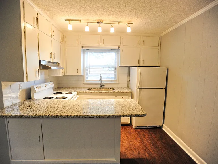 438 S Hawthorne Rd — Photo 3