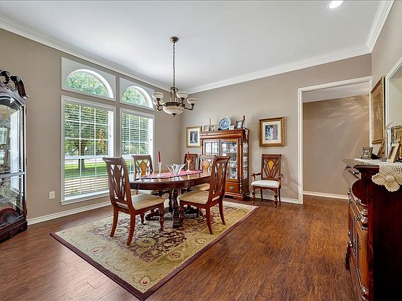 5th image of 310 Whitehouse Dr