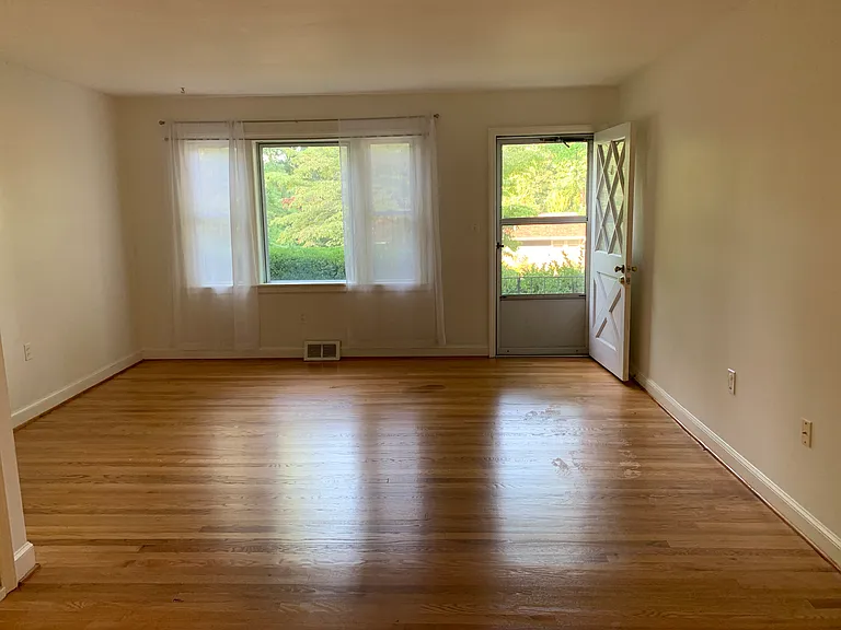 204 Orchard View Ln — Photo 3