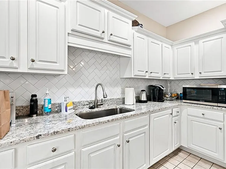 3204 Village Ln — Photo 44