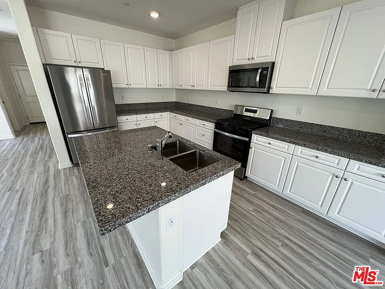 25198 Harmony Ave — Photo 4