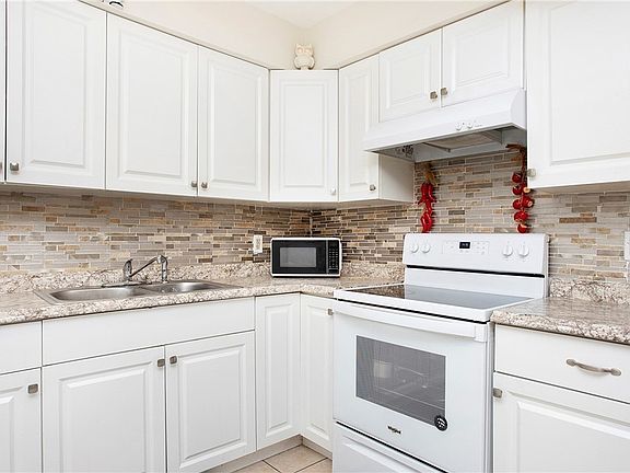 3rd image of 515 York Rd
