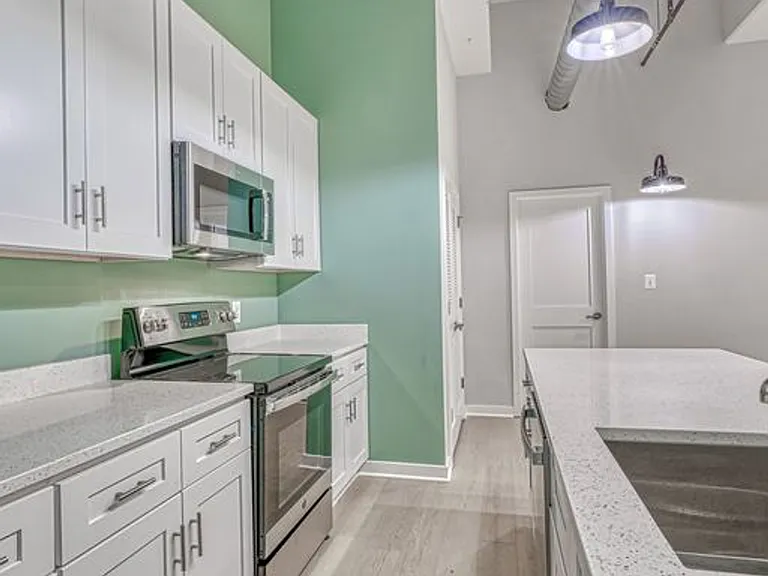 923 S East Ave — Photo 16
