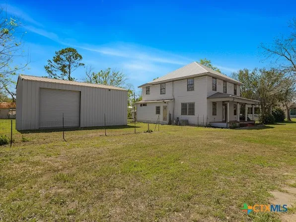 205 Hubbard St, Yoakum, TX 77995