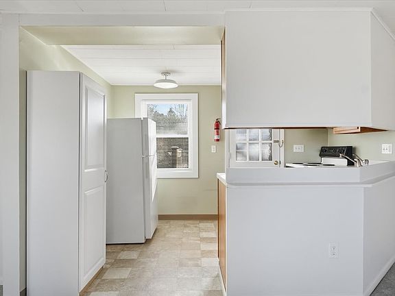 3rd image of 950 Shelburne Rd