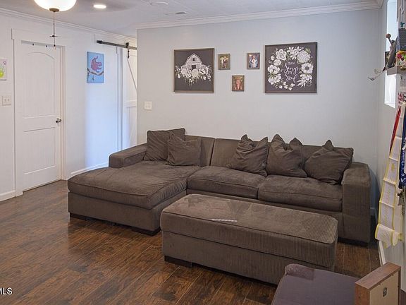 3rd image of 906 Pine Grove Ave