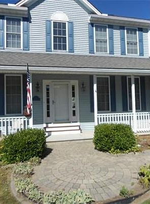 3rd image of 5 Blackstone Ln