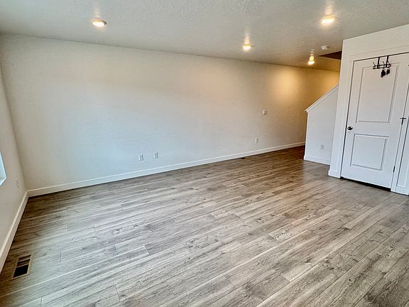 5th image of 1051 E Merchant Rd