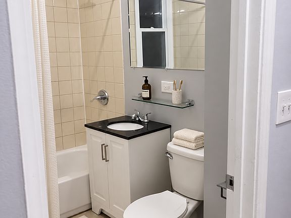 5th image of 2300 N Hamlin Ave #2F