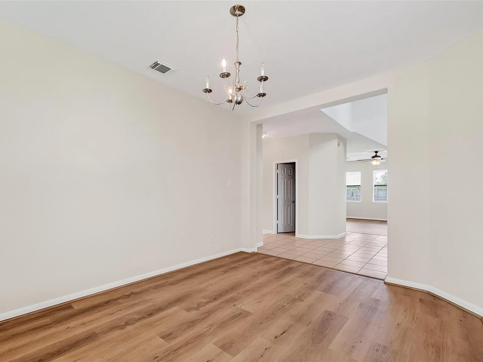 4 bed, 2.5 bath, 2500 sqft, $2,200 — Photo 4