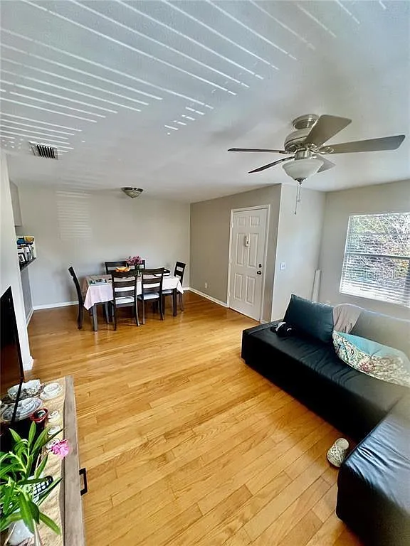 2 bed, 1.0 bath, 884 sqft, $1,650 — Photo 4