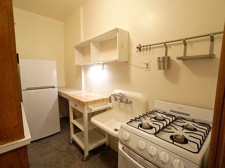 225 Place Apartments — Photo 18