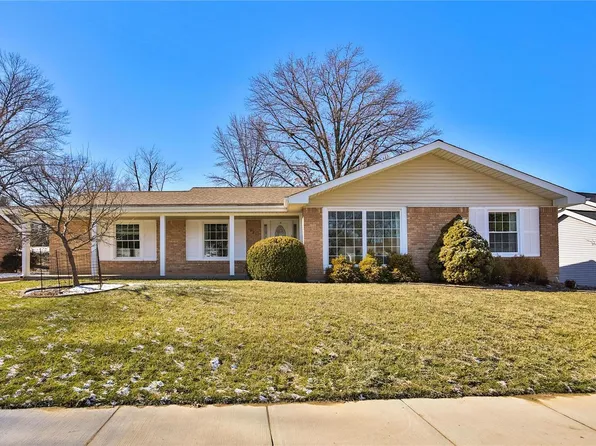 921 La Bonne Pkwy, Ballwin, MO 63021