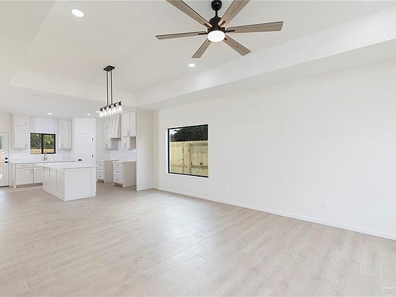 4th image of 818 E Chapa Ave