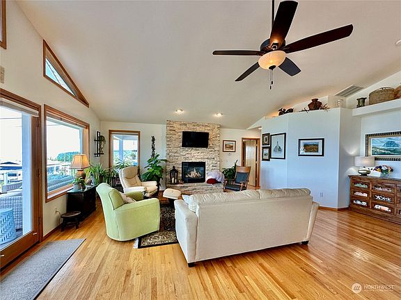 5th image of 1053 Vista Del Monte Street