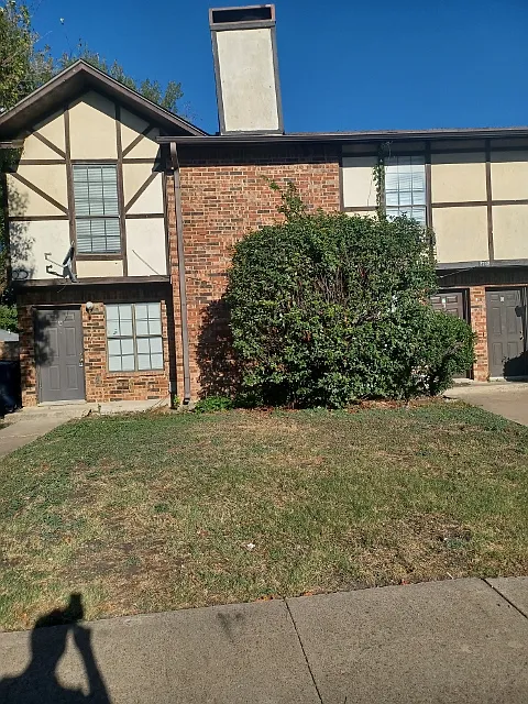 2702 Wimbledon Ct — Photo 2