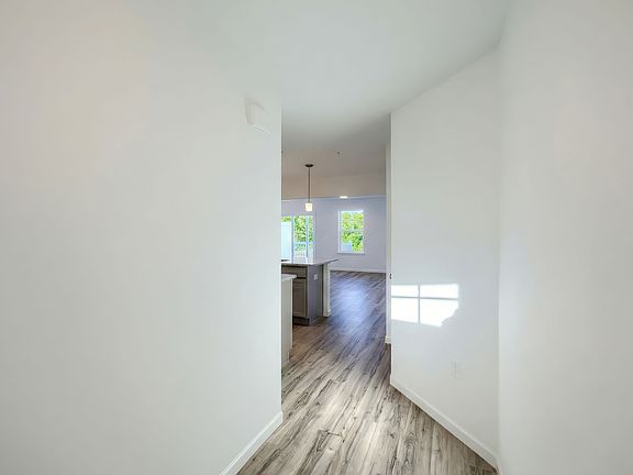 4th image of 8 Julian Dr Unit 102