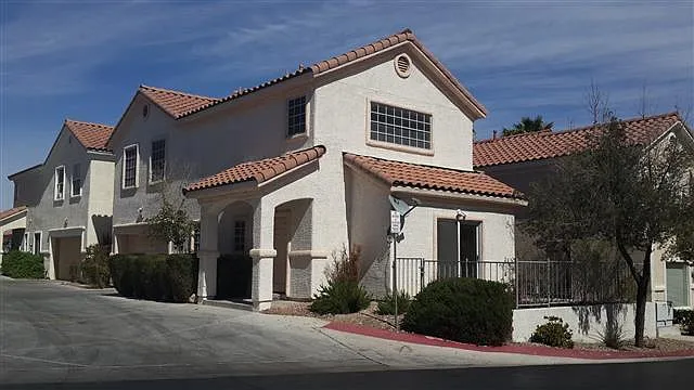 3 bed, 2.5 bath, 1400 sqft, $1,995 — Photo 1