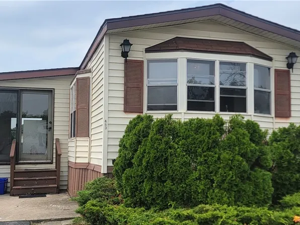 453 Chestnut Dr, Lockport, NY 14094