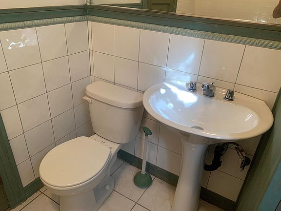 2nd bath next to 2nd bedroom