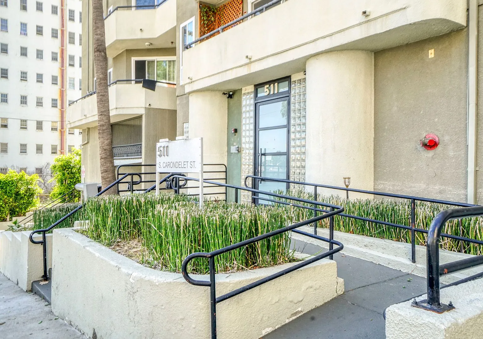 511 Carondelet Apartments — Photo 3