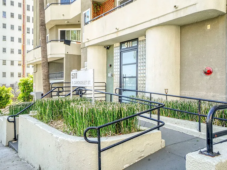 511 Carondelet Apartments — Photo 3