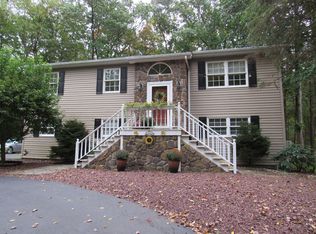 135 Edge Rock Dr, Drums, PA 18222