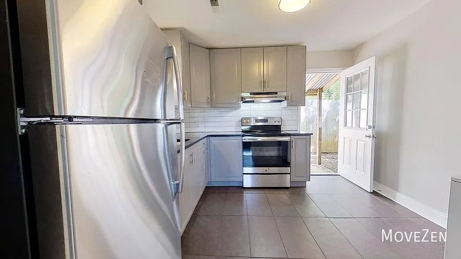 1500 Nassau Blvd Charlotte NC 28205 Live In The Heart Of Charlotte Seconds To Major Shopping/Dining — Photo 3