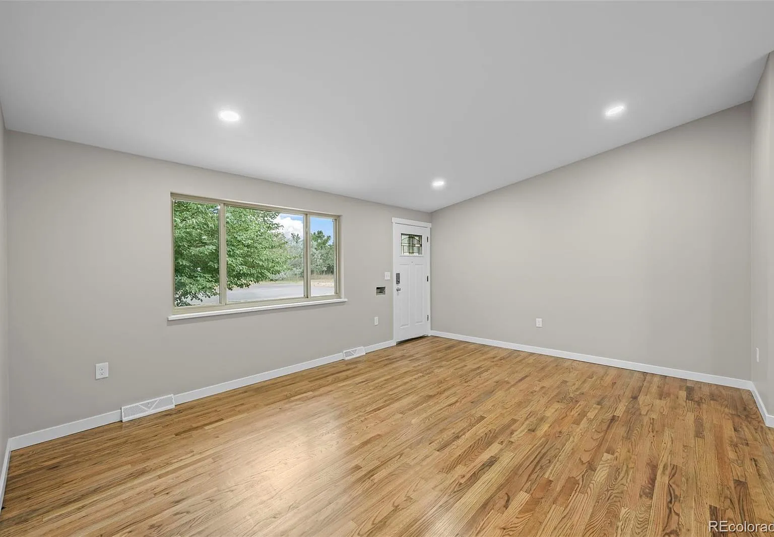 4 bed, 2.0 bath, 841 sqft, $2,900 — Photo 4