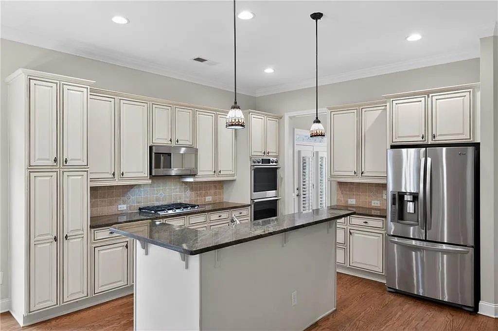 5 bed, 3.5 bath, 3287 sqft, $3,650 — Photo 2
