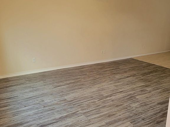 4th image of 400 Summer Ct #C