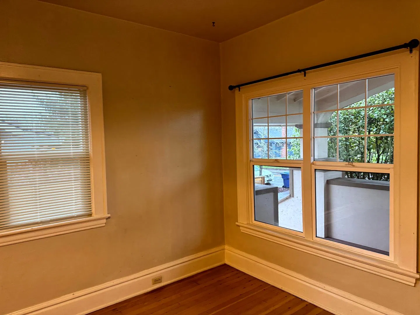 Great 2 Bedroom Bungalow Near Downtown and Campus — Photo 4